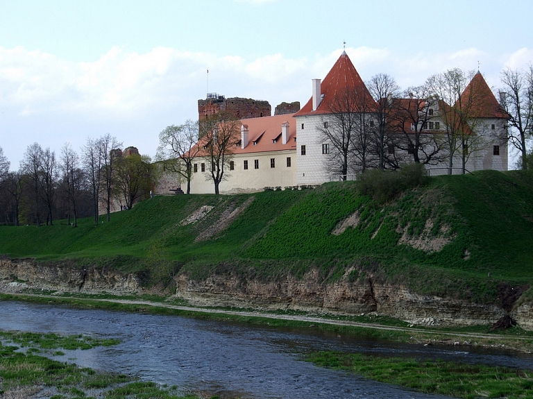 Divu skolu ēku siltināšanas pabeigšanai Bauskas pašvaldība aizņemsies 151 609 eiro

