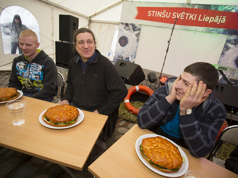 Stinšu svētku ietvaros Liepājā notiks zivju burgera ātrēšanas sacensības

