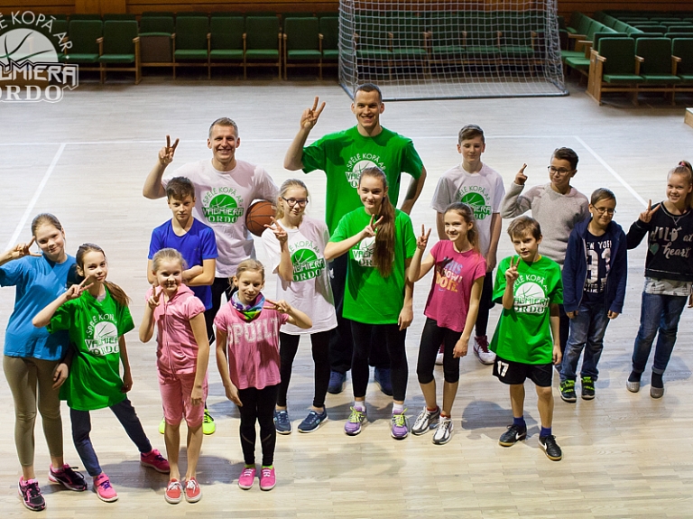 "Valmiera/ORDO" spēlētāji sporto kopā ar skolēniem Smiltenē

