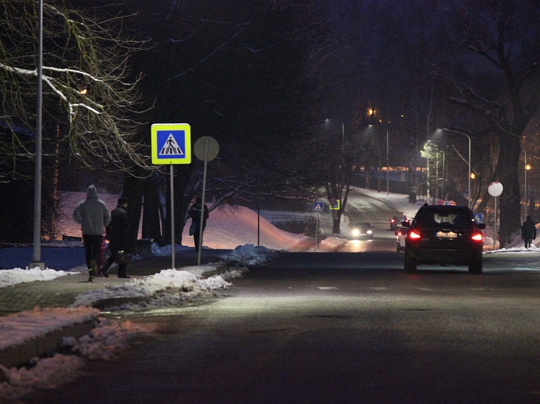 Braukšanas apstākļus daudzviet Vidzemē apgrūtina apledojums