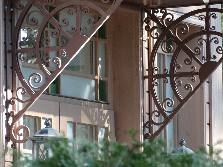 Izdota grāmata par Jūrmalas arhitektūru "Jūrmala. Koka dekori"

