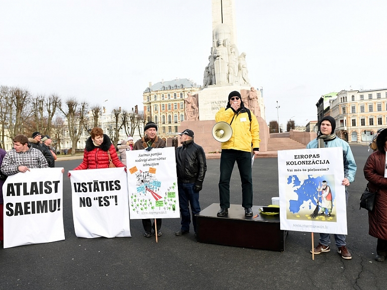 Piketā "pret masu imigrāciju" pulcējās ap 200 cilvēku; rosina atlaist Saeimu un izstāties no ES

