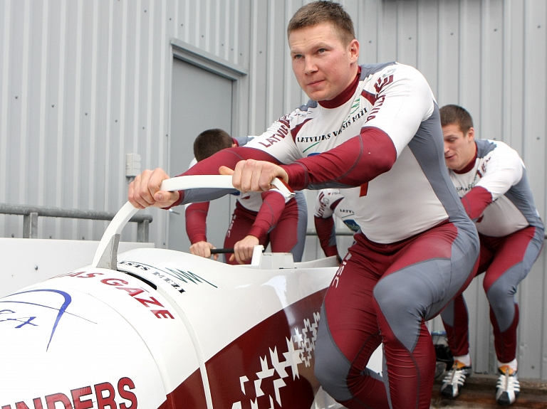 Žaļima pilotētais bobsleja divnieks izcīna piekto vietu Eiropas čempionātā