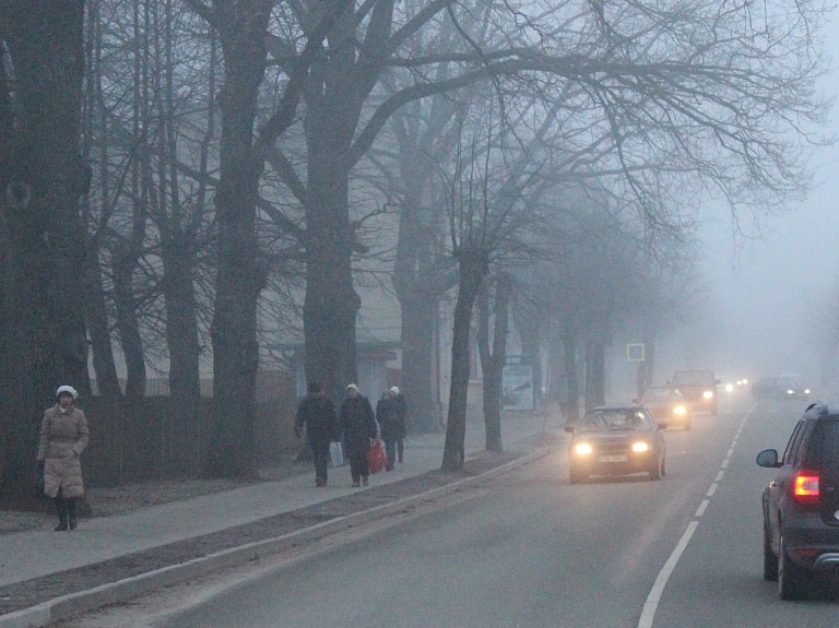 Miglas dēļ Vidzemē atsevišķās vietās apgrūtināta braukšana

