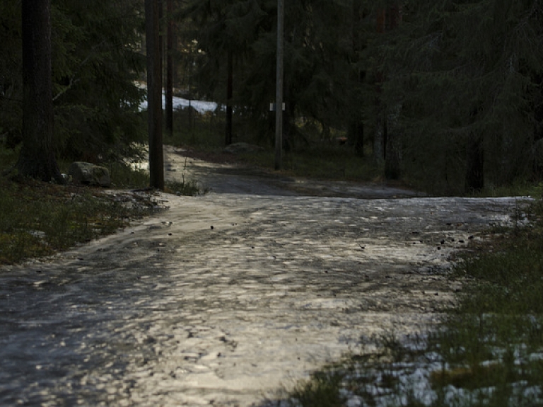 Apledojuma dēļ Balvu pusē apgrūtināta braukšana

