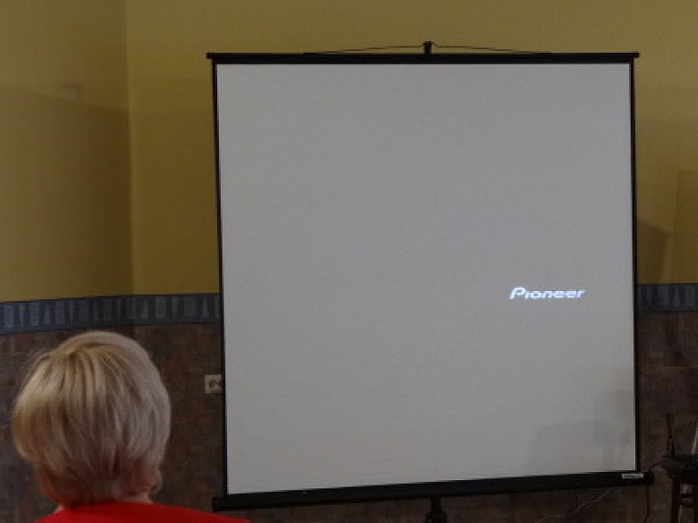 Jaunieši Multimediju studijā veido videoprezentāciju par Vecsaules pamatskolu

