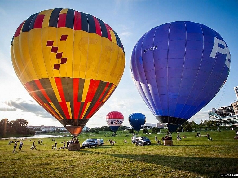 Ginesa rekorda kāzu lidojumā dosies gaisa balons ar 16 cilvēku ietilpību