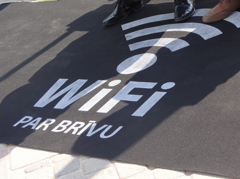 Aptauja: 63% lieto ar paroli neaizsargātus publiskos Wi-Fi tīklus

