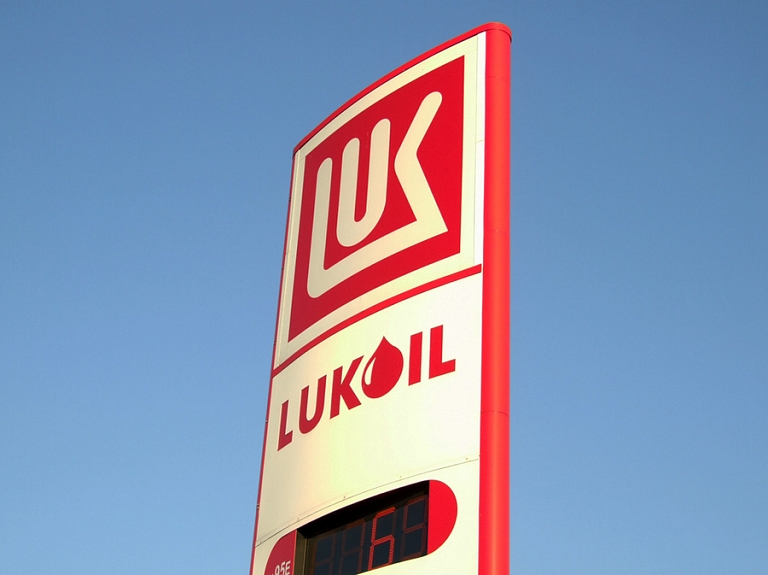 Eksperts: "Lukoil" DUS pārdošanu "AMIC Energy Management" nevar uzskatīt par tīru tirgus darījumu

