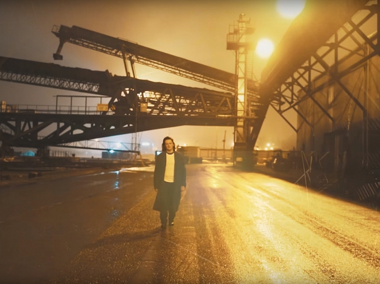 Fomina jaunās dziesmas videoklipā iespaidīgi Liepājas ostas skati

