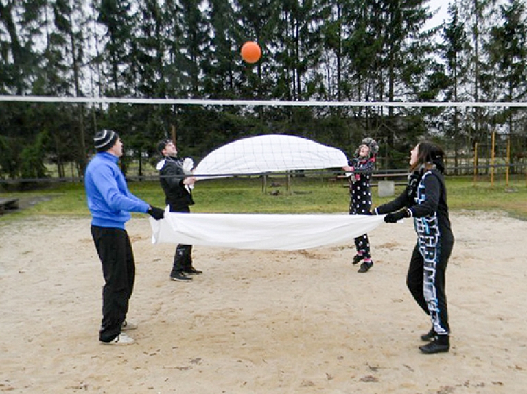 Vārmē jau sesto reizi norisinājās "Amizantās sporta spēles"