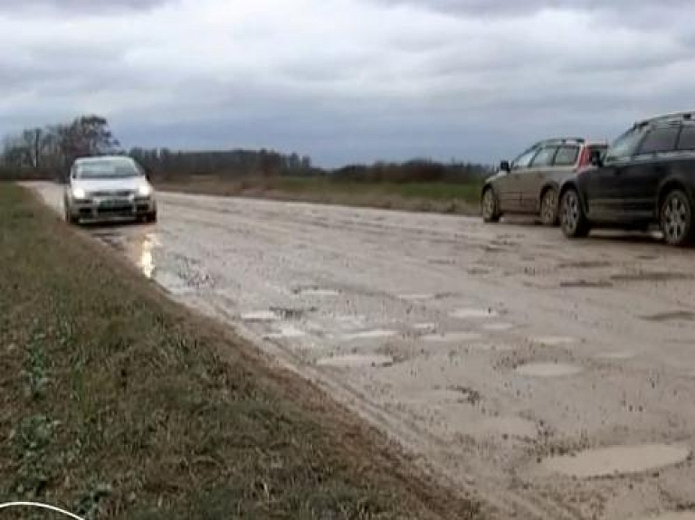 Tērvetes novadā pavasaris nāk ar neizbraucamiem ceļiem

