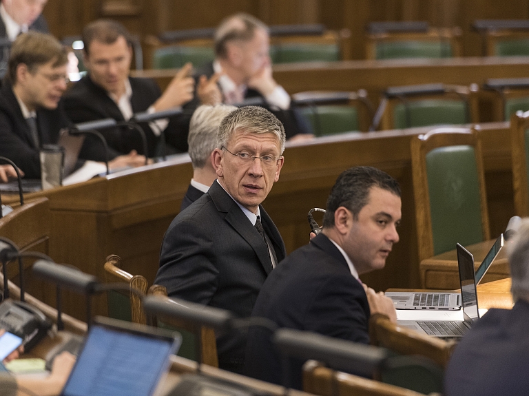 Jaunā valdība gados vecāka par iepriekšējo; seši ministri ir daudzbērnu vecāki

