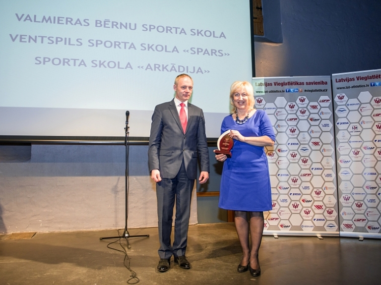 Valmieras Bērnu sporta skola saņem apbalvojumus


