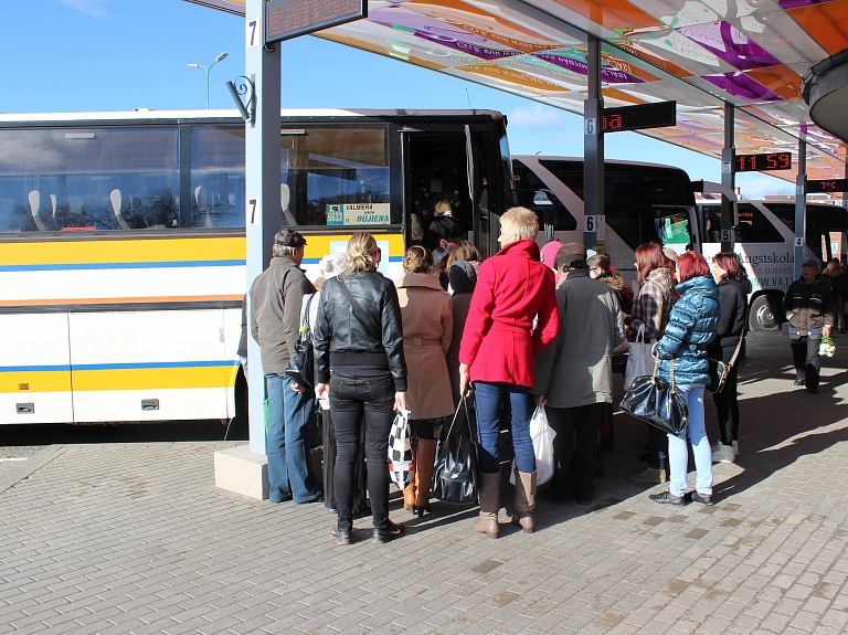 

Arvien vairāk izmanto ekspresautobusu maršrutā Valmiera – Rīga – Valmiera
