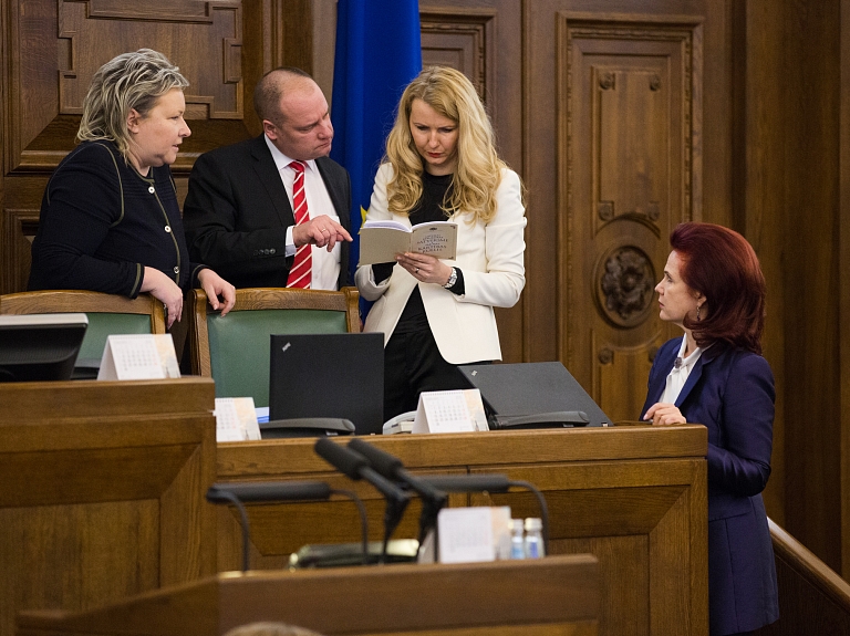 Ministru izkārtojums pie valdības galda mainījies tikai vienā pusē

