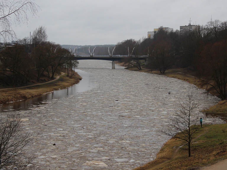Gaujā pie Valmieras sāk iet ledus; plūdu risks zems


