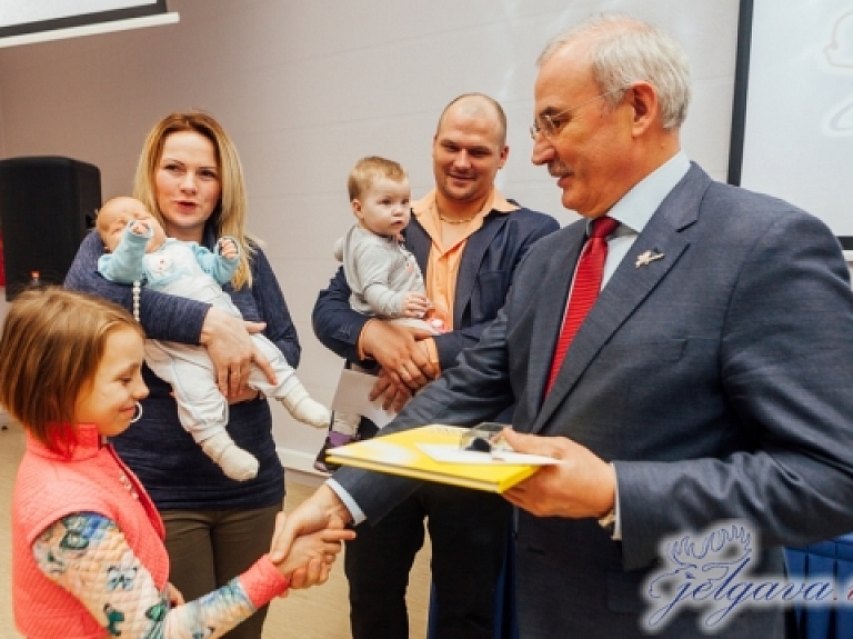  Jelgavā sveikti 128 pērn gada nogalē dzimušie mazuļi
