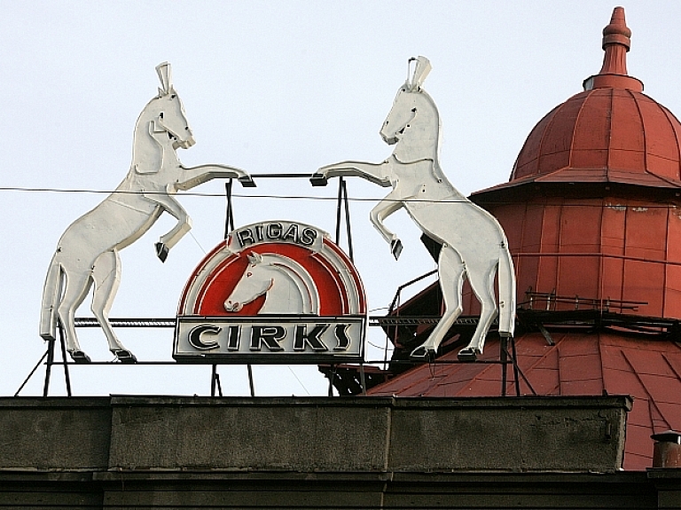 Rīgas būvvalde pieprasīs informāciju par pasākumiem iedzīvotāju drošībai bīstamās Rīgas cirka ēkas apkārtnē

