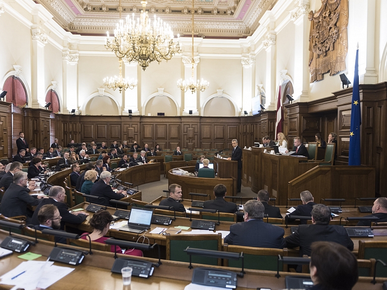 Saeimā paraksta memorandu ar mērķi veicināt Latvijas iedzīvotāju līdzdalību debatēs par ES jautājumiem

