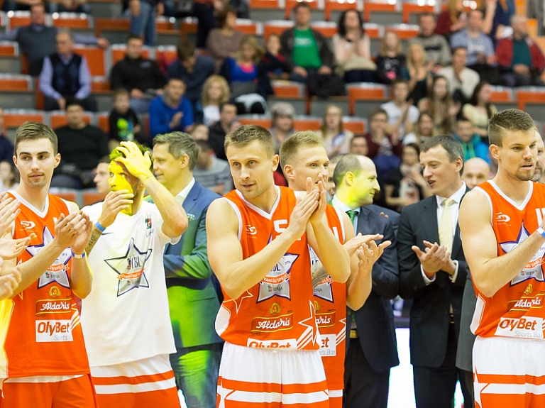 Mārtiņš Laksa LBL Zvaigžņu spelē uzvar "Sportland" metienu konkursā

