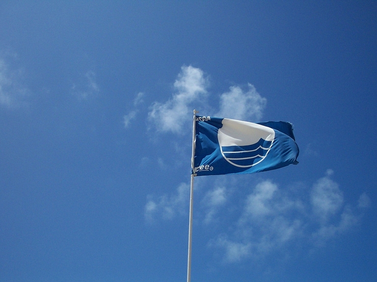 Saulkrastu centra pludmale izvizīta Zilā karoga sertifikātam