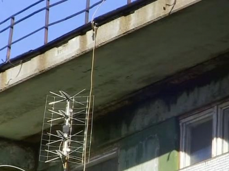 Ķevelē mājas iet postā – risinājuma nav

