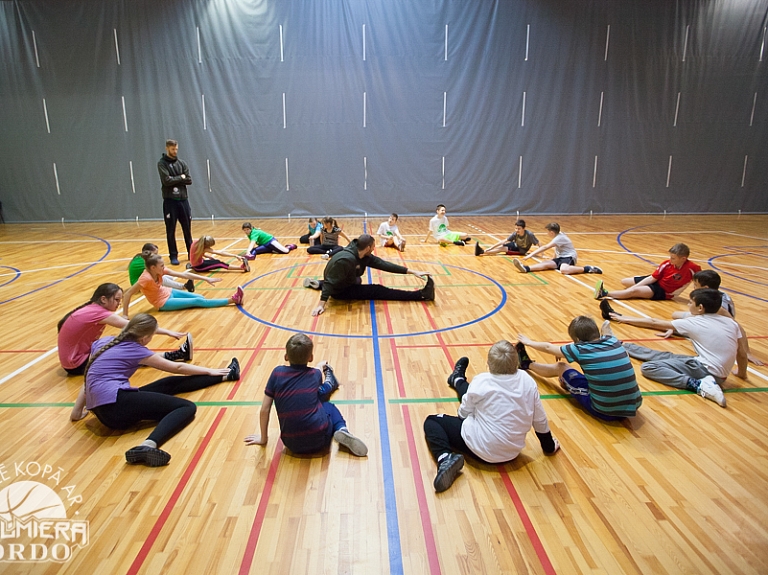 "Valmiera/ORDO" basketbolisti viesojas Valmieras Pārgaujas sākumskolā