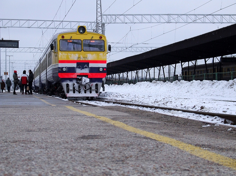 Pēc biļešu aprēķināšanas maiņas "Pasažieru vilciens" darba dienu abonentu biļetēm plāno atlaides gandrīz 50% apmērā

