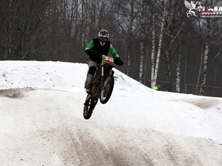 Aizvadīts II Latvijas čempionāta skijoringā un ziemas motokrosā posms

