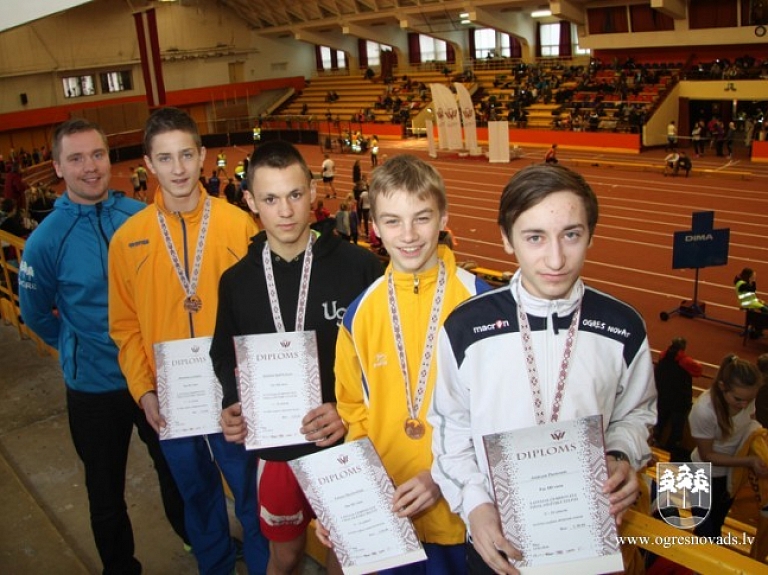 Ogres NSC vieglatlēti no Latvijas čempionāta atved 10 medaļas 
