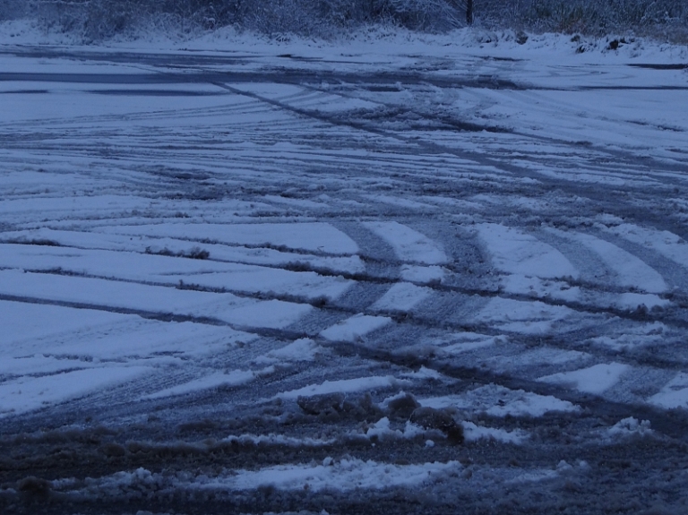 Sniegs un apledojums apgrūtina braukšanu Balvu apkaimē