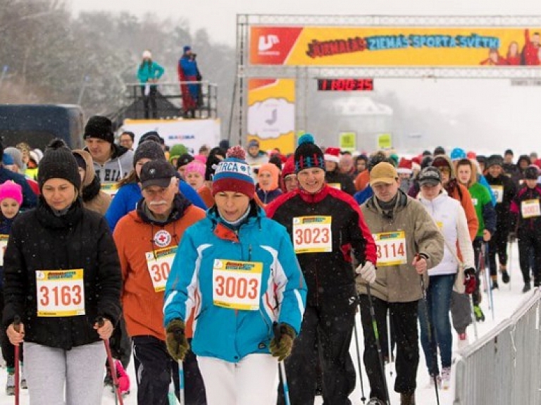 Ar krāšņu karnevāla skrējienu aizvadīti Jūrmalas Ziemas sporta svētki

