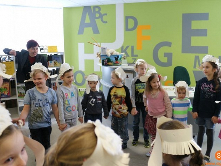 Siguldā aizvadīta bibliotekārā stunda "Baltas vien man aitiņas" ​

