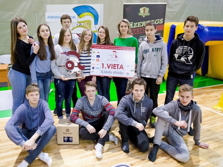 Valmieras Viestura vidusskola triumfē "Ledus gladiatori" otrajā dienā

