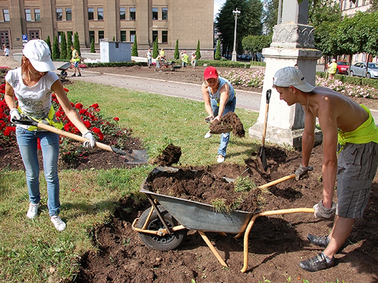 Daugavpilī 13 līdz 14 gadus veciem pusaudžiem sākas pieteikšanās vasaras nodarbinātības programmai

