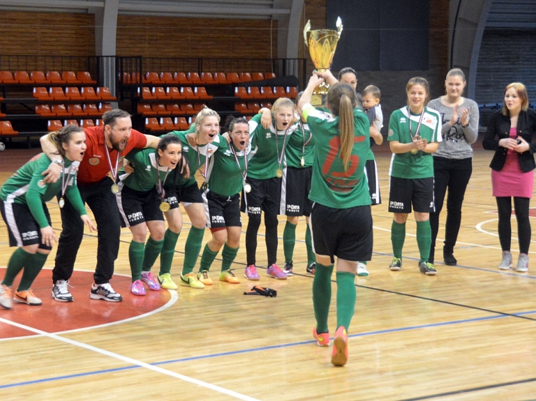 Ar krāšņiem fināliem Olainē un Talsos beigusies Latvijas meiteņu telpu futbola čempionāta sezona

