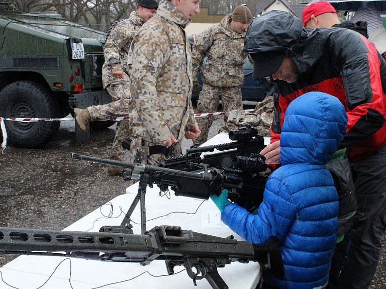 Aizsardzības ministrija: Iedzīvotāju skaita samazināšanās vairo Latvijas ievainojamību pret ārējiem draudiem

