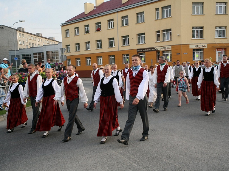 "Agrā rūsa" un "Pastalnieki" pārstāvēs Valmieru vidējās paaudzes deju kolektīvu konkursā

