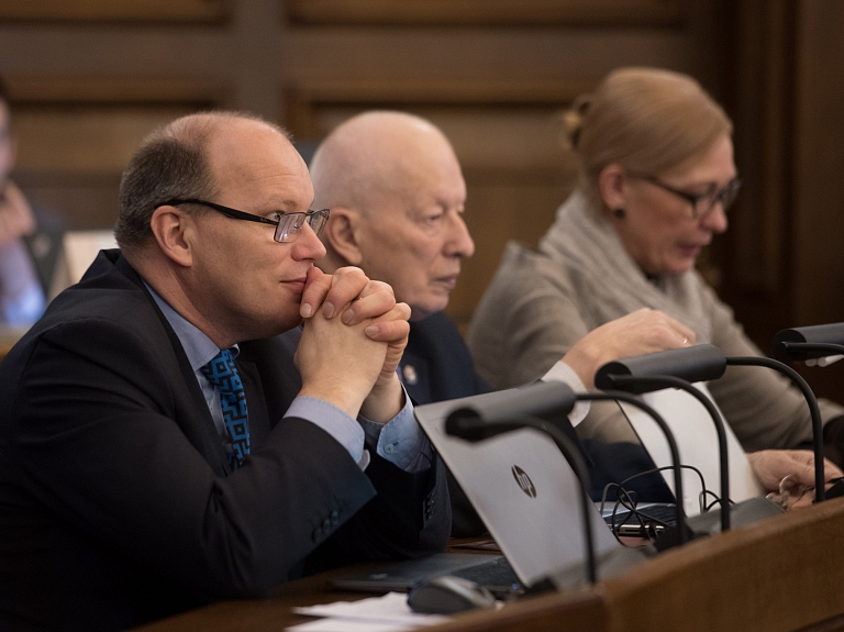 Atbalsta kompensāciju izmaksu 87 673 eiro apmērā bijušajiem valdības locekļiem un viņu padomniekiem

