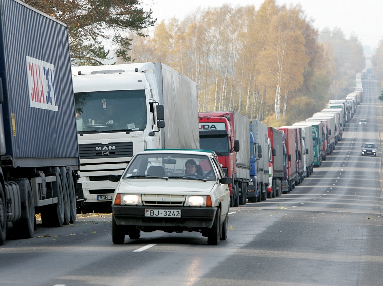 Terehovas robežkontroles punktā gaidīšanas laiks pārsniedz trīs diennaktis


