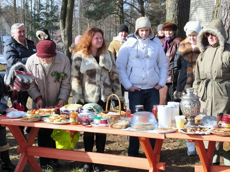 Kalngalieši aicina uz "Puteņu balli"