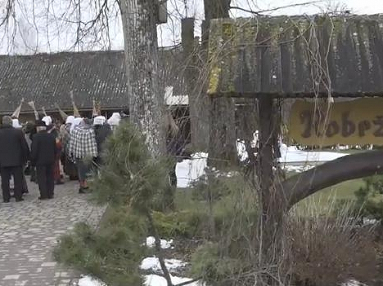 Ar vērienīgām tradīcijām Vecumnieku novadā svin Meteņdienu

