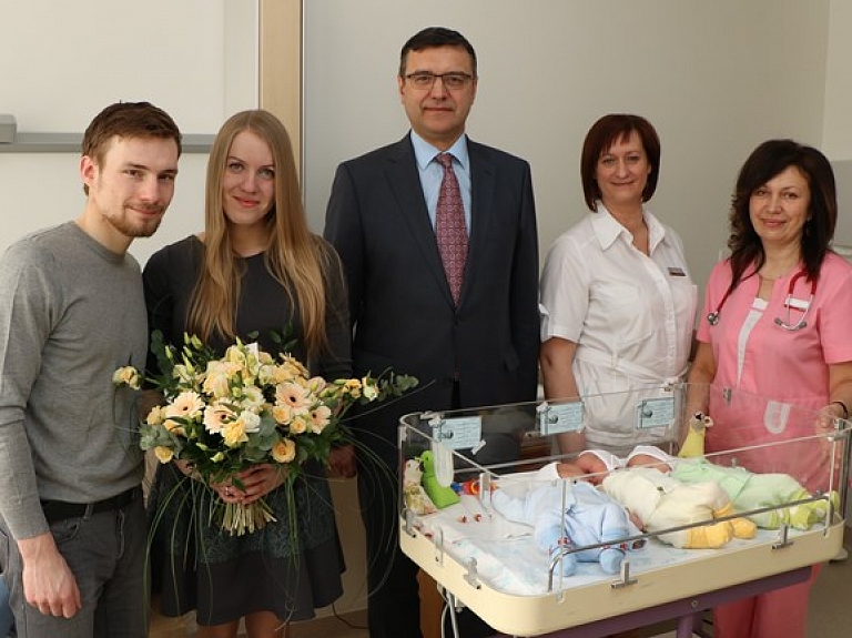 Reirs sveic Valmierā dzimušos trīnīšus un viņu vecākus

