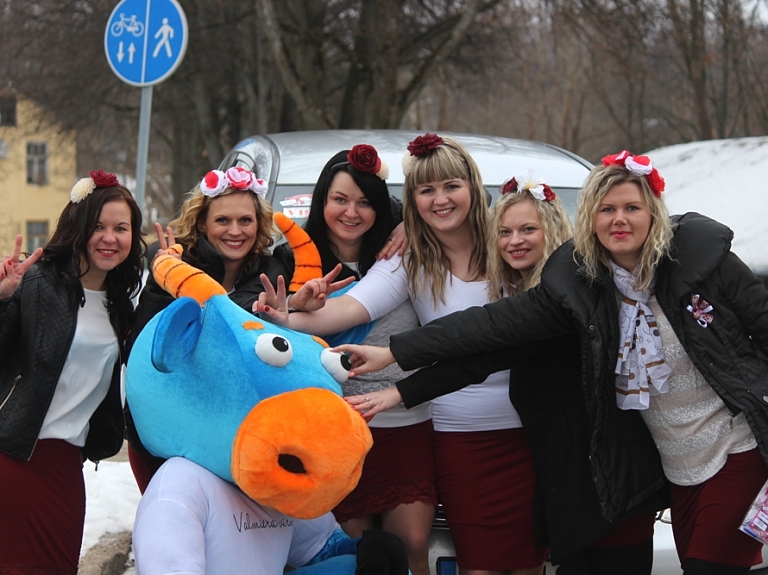 Valmierā dots starts "Sieviešu dienas rallijam"

