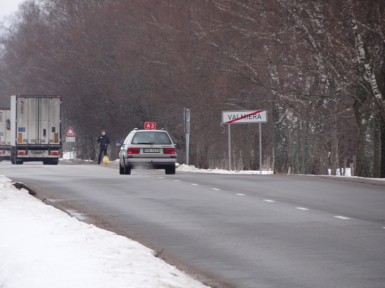 Uz autoceļiem Valmieras apkaimē vietām veidojas apledojums

