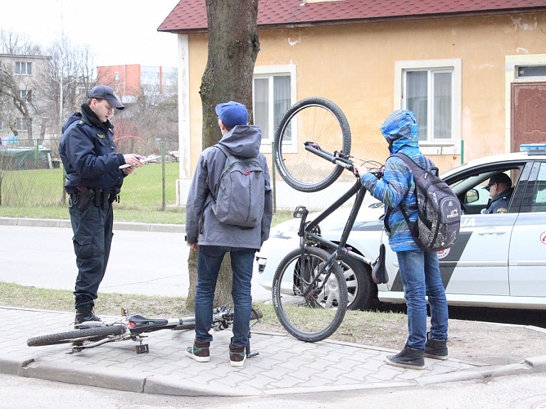 Policija skolēnu brīvlaikā aicina atcerēties par drošību

