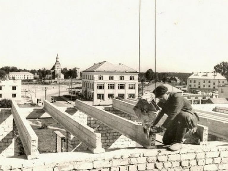 Valmieras bibliotēkā varēs uzklausīt pilsētas cēlāju stāstus