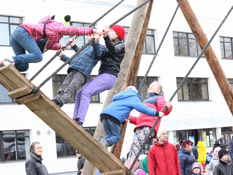 Aicina pieteikties vides objektu festivālam "Latvija šūpojas Siguldā"

