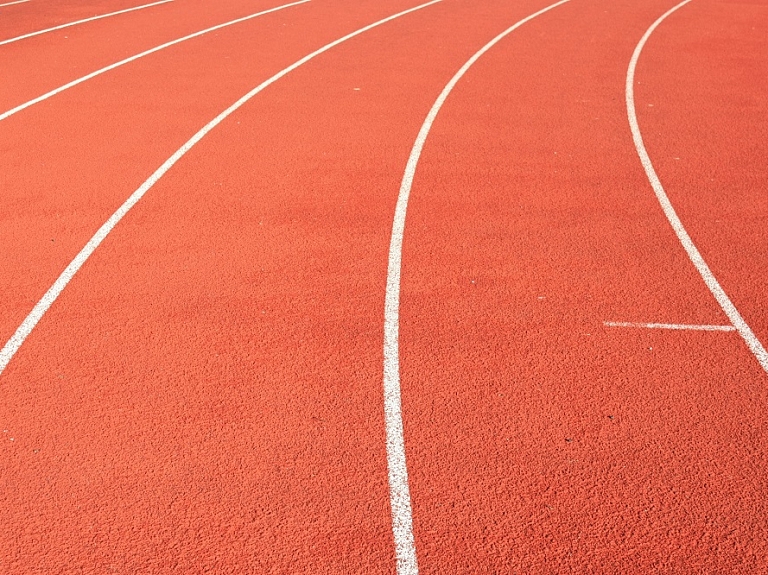 Skolēniem sporta stunda notika kopā ar Madaru Palameiku

